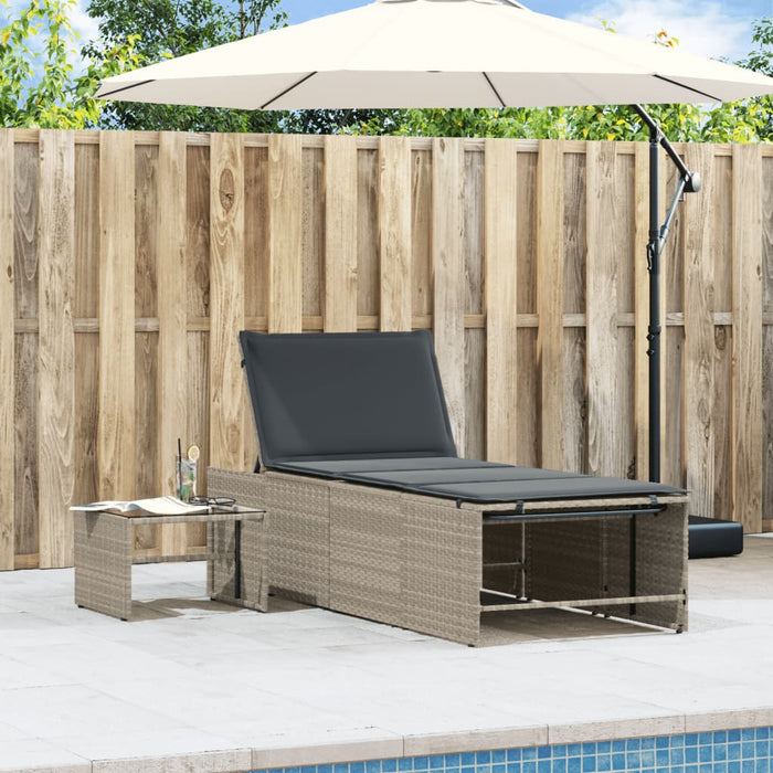 Lettini Prendisole 2pz con Tavolino Grigio Chiaro in Polyrattan 368427