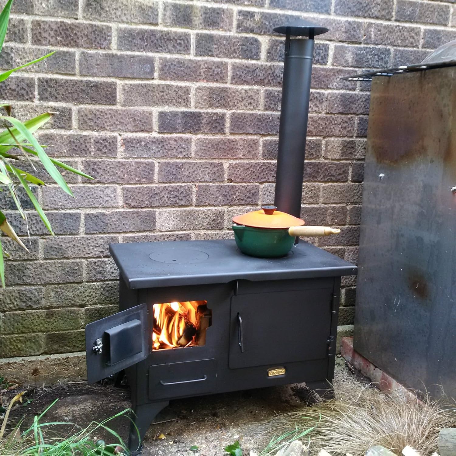 Stufa a legna da giardino da 5 kW per cottura cibi. Dotata di forno, fornello, canna fumaria e con coperchio incluso