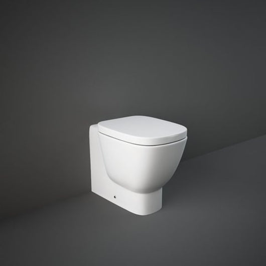 Vaso WC a Pavimento Filo Parete Rak One In Ceramica Sedile con Coperchio Rak One Originale