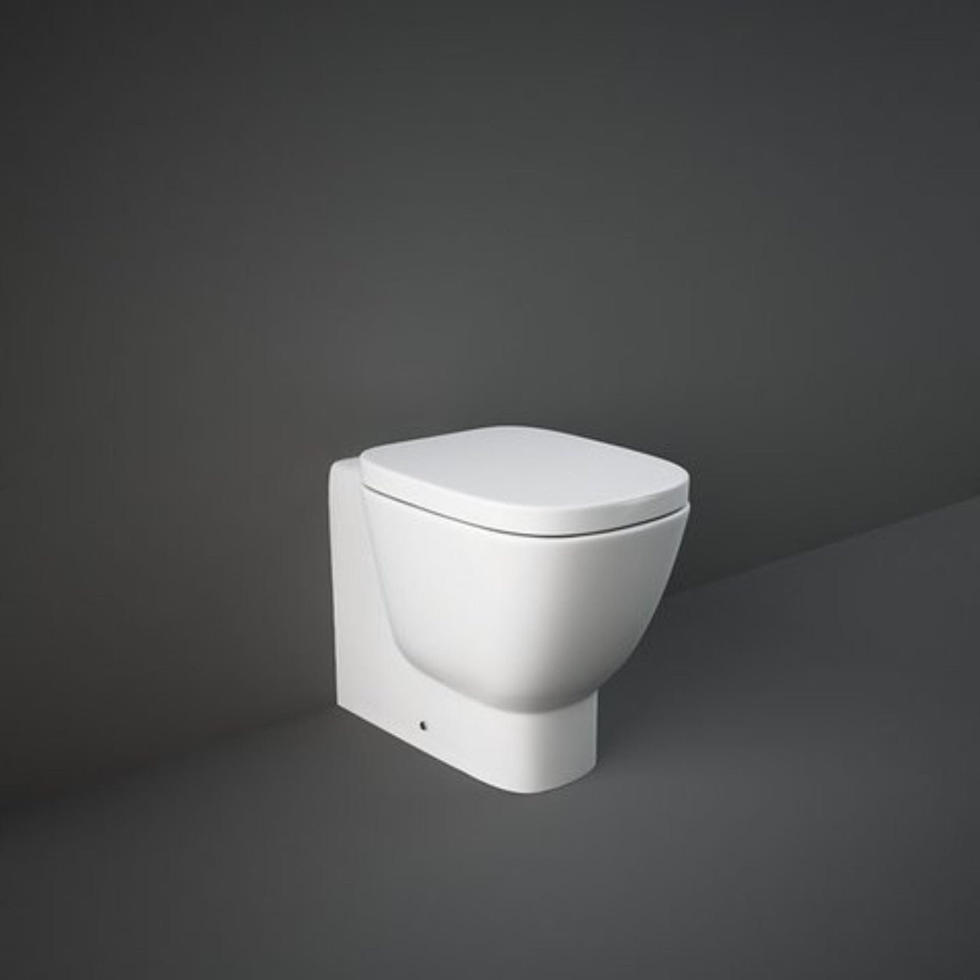 Vaso WC a Pavimento Filo Parete Rak One In Ceramica Sedile con Coperchio Flat Rak One Originale