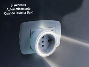 Adattatore Spina Passante Con Luce Notturna e Sensore Crepuscolare Massimo 1500W