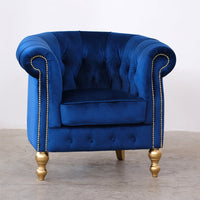 Poltrona Chesterina velluto blu gambe e borchie oro