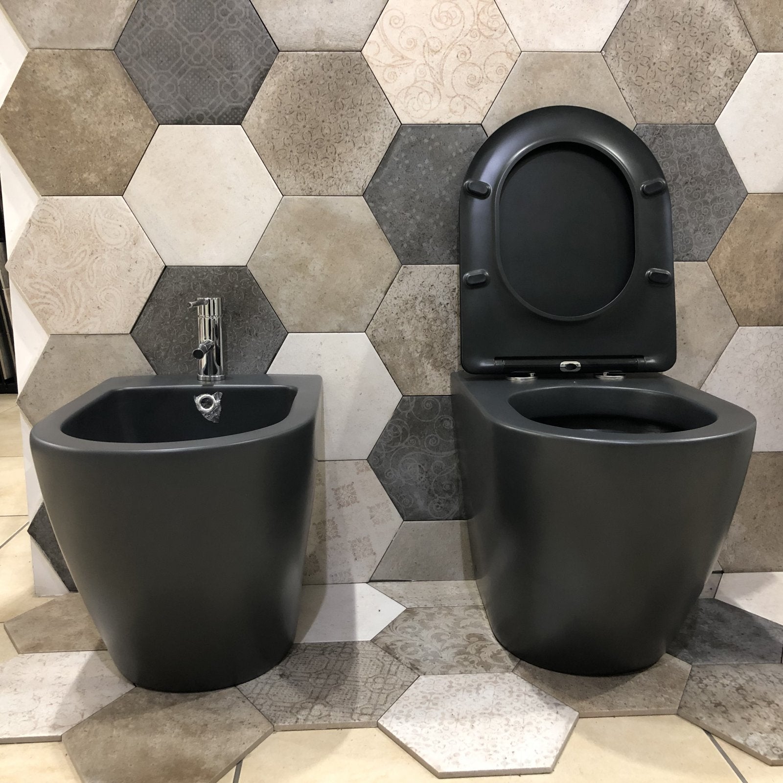 Coppia di sanitari wc e bidet a terra ceramica nera SICENA ROUNDED