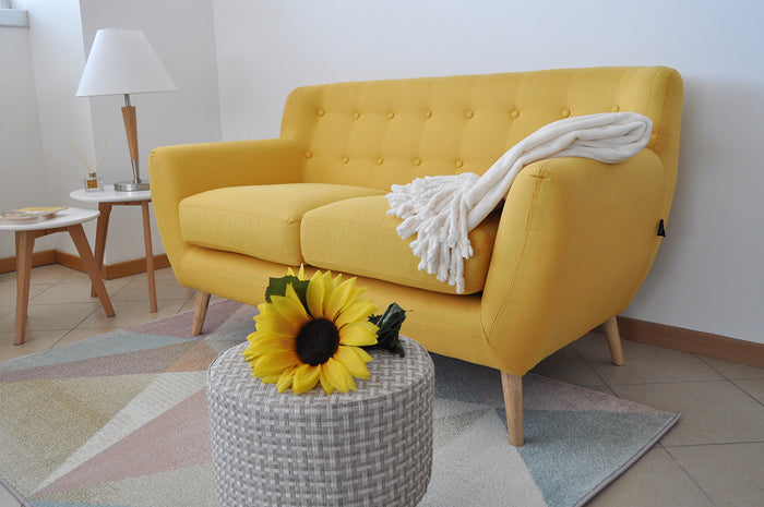 Divano 2 posti in tessuto giallo dallo stile scandinavo Emily DI-EM162P