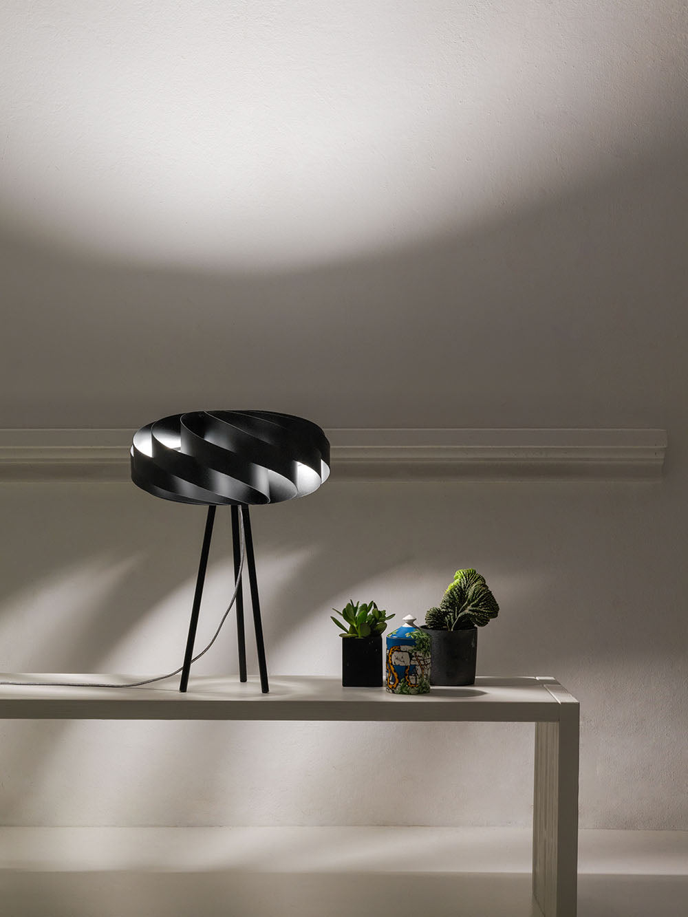 Lampada Da Tavolo Con Treppiede 1 Luce Flat In Polilux Nero Made In Italy