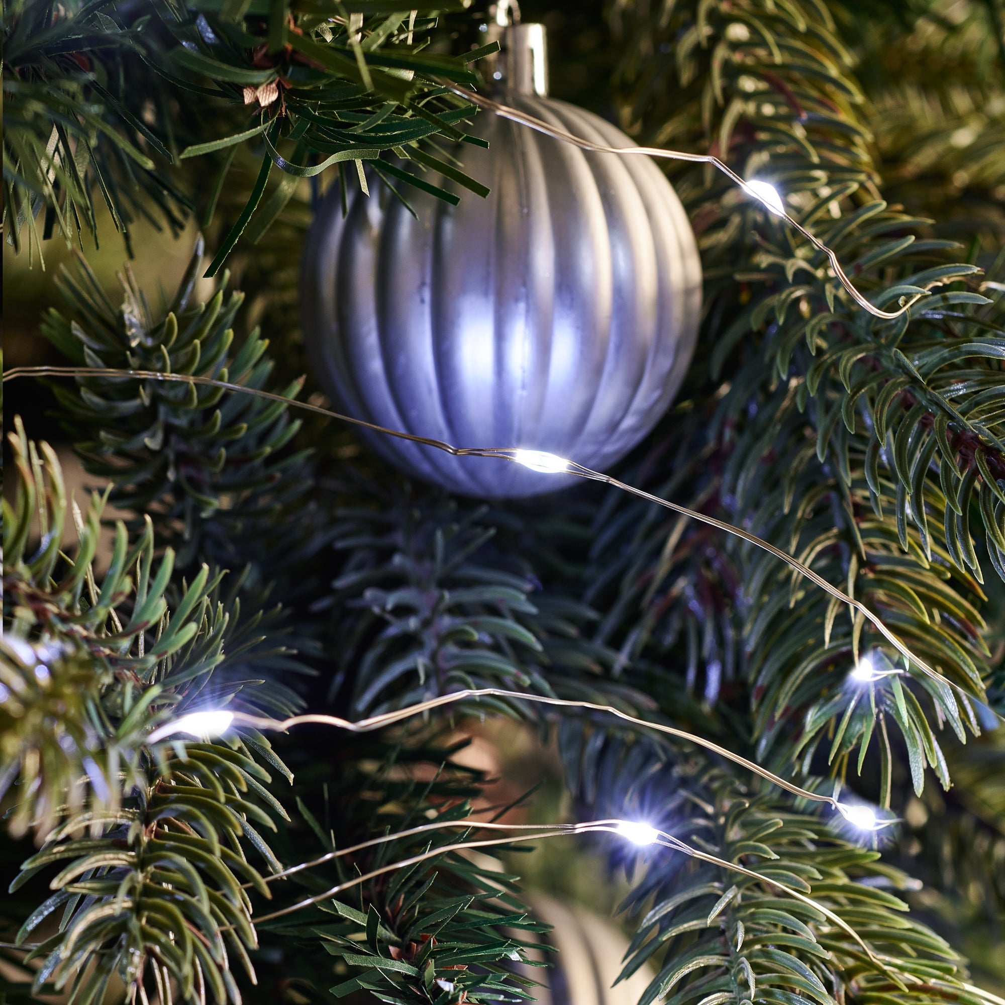 20 lucine LED natalizie con filo di rame modellabile color bianco 
