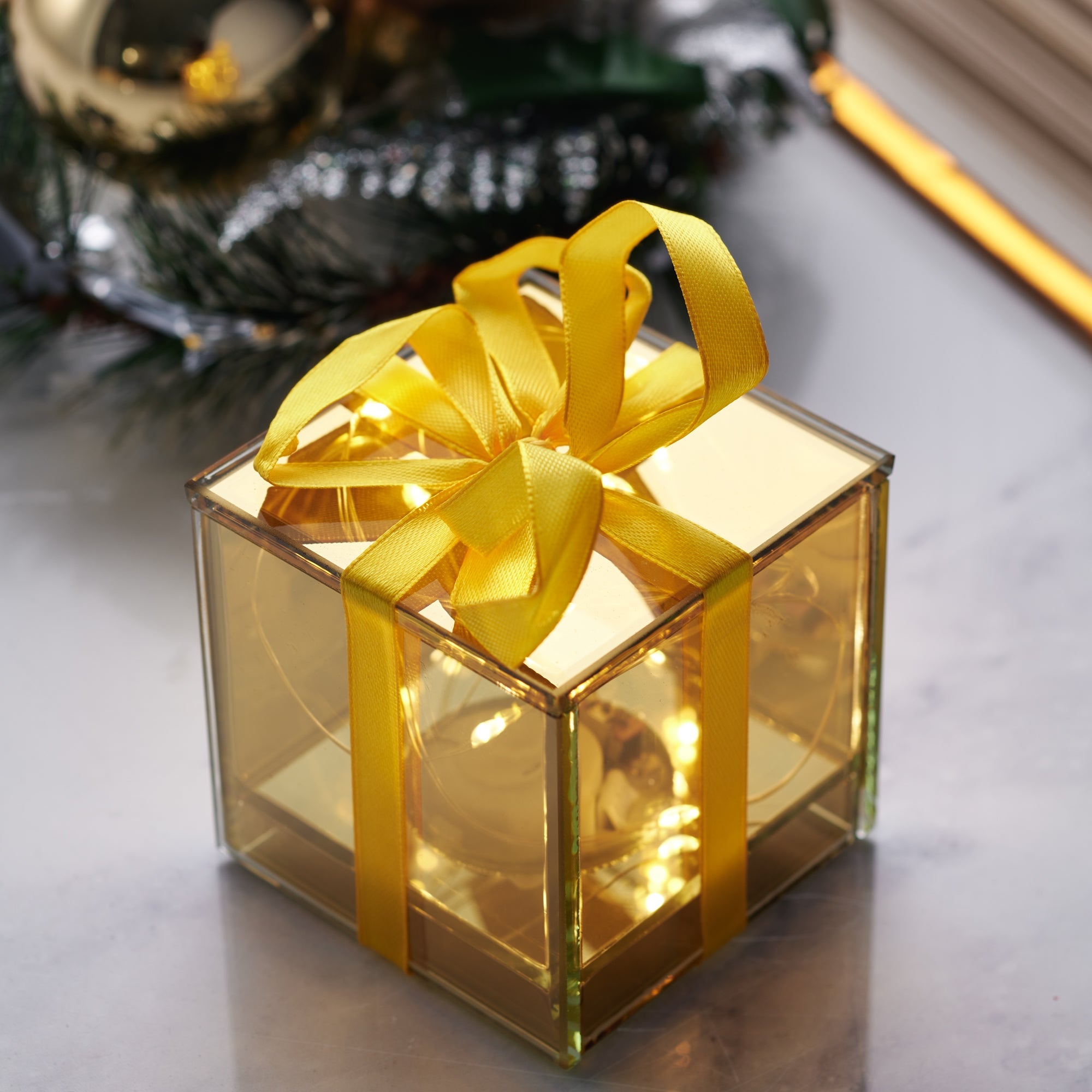 Pacco regalo decorativo con luci LED dorato 7 cm.