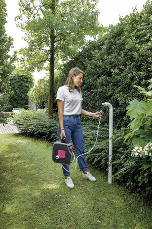 AQUABAG STYLE FUCSIA, mini avvolgitubo per giardino,11,5M tubo,lancia 8 getti,raccordi,appendibile,Made in Italy