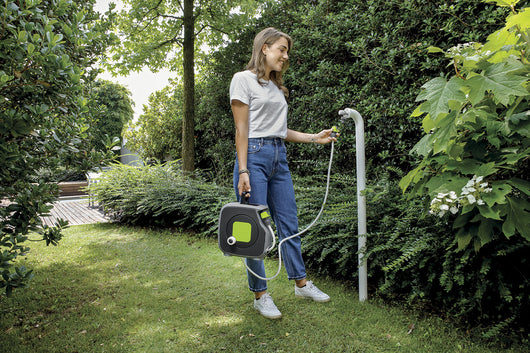 AQUABAG STYLE VERDE LIME, mini avvolgitubo per giardino,11,5M tubo,lancia 8 getti,raccordi,appendibile,Made in Italy