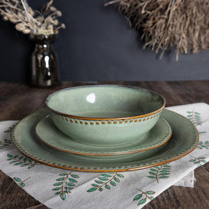 Set di 18 piatti in ceramica Rita rifiniti a mano verde