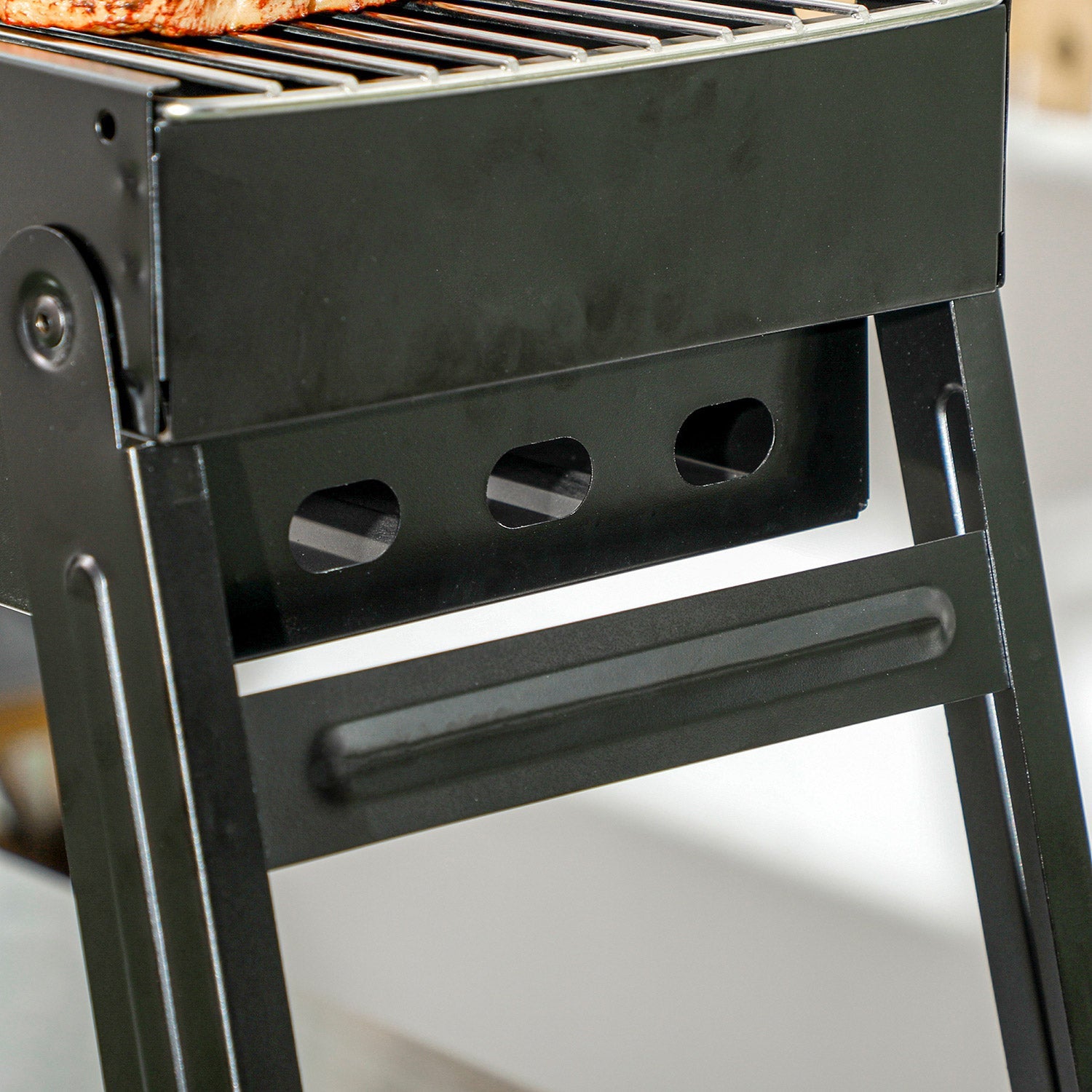 Barbecue a Carbonella Portatile con Gambe Pieghevoli e Vassoio Estraibile 74x20x38 cm in Metallo Nero