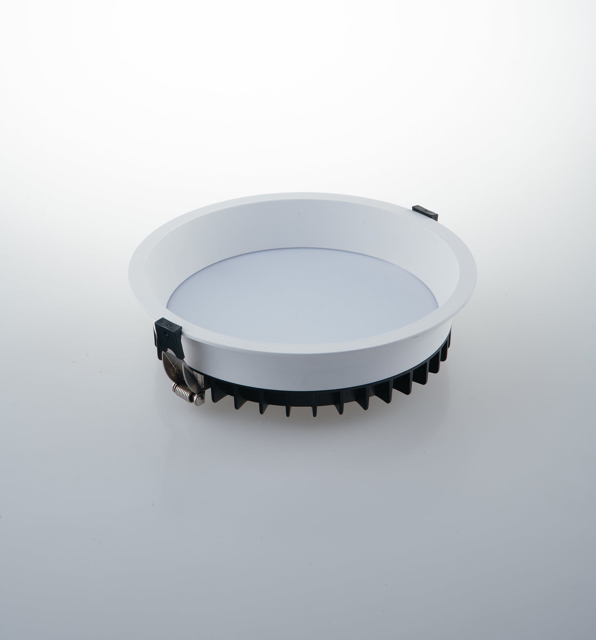 Incasso LED XANTO tondo bianco satinato con luce antiflesso 18W 5000K (luce fredda) 15,4x5,5 cm.