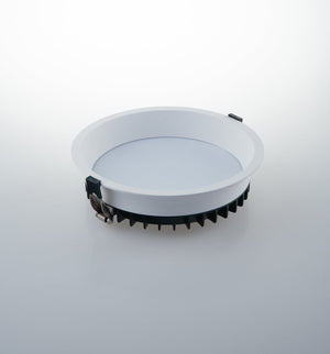 Incasso LED XANTO tondo bianco satinato con luce antiflesso 18W 5000K (luce fredda) 15,4x5,5 cm.