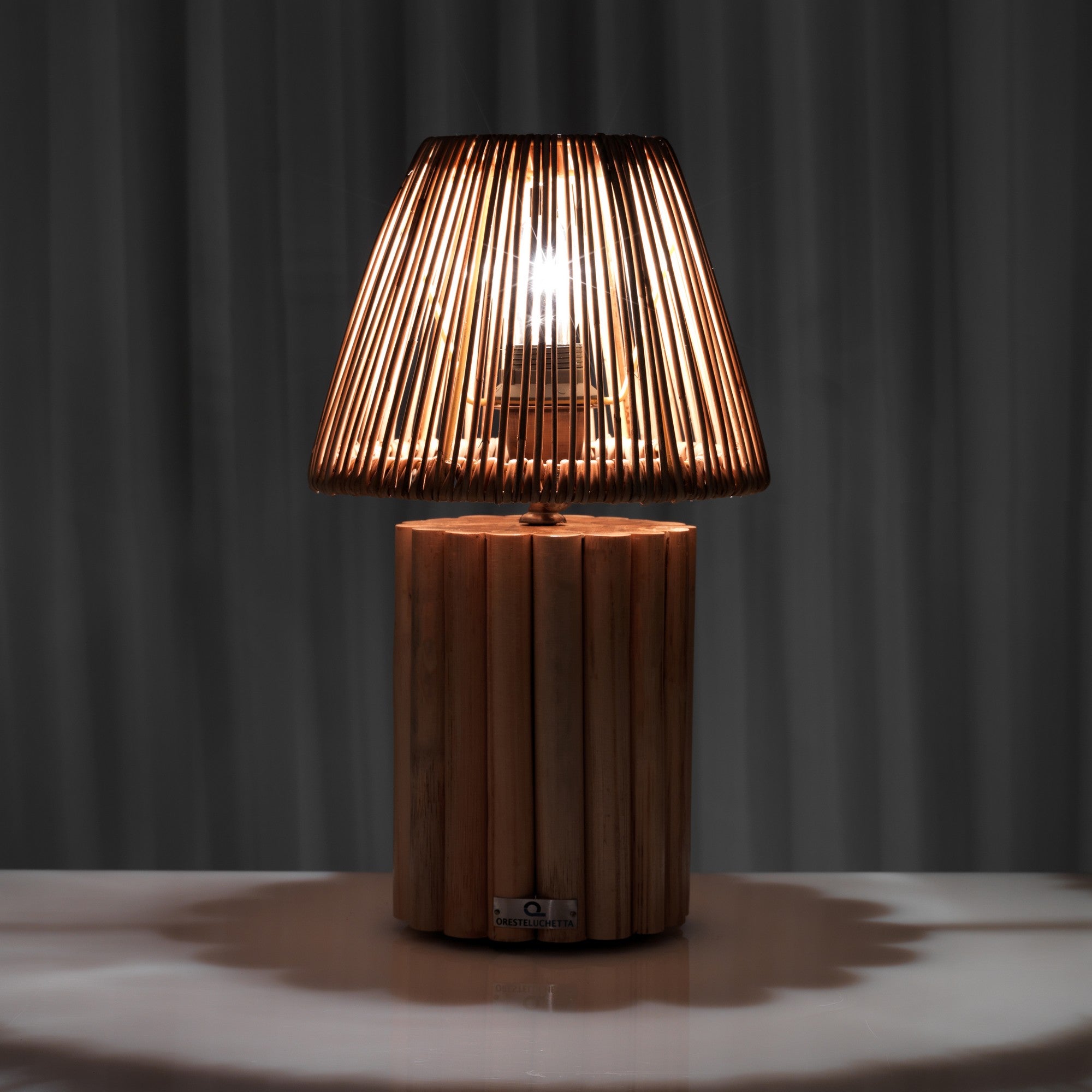 Lampada da tavolo in rattan beige