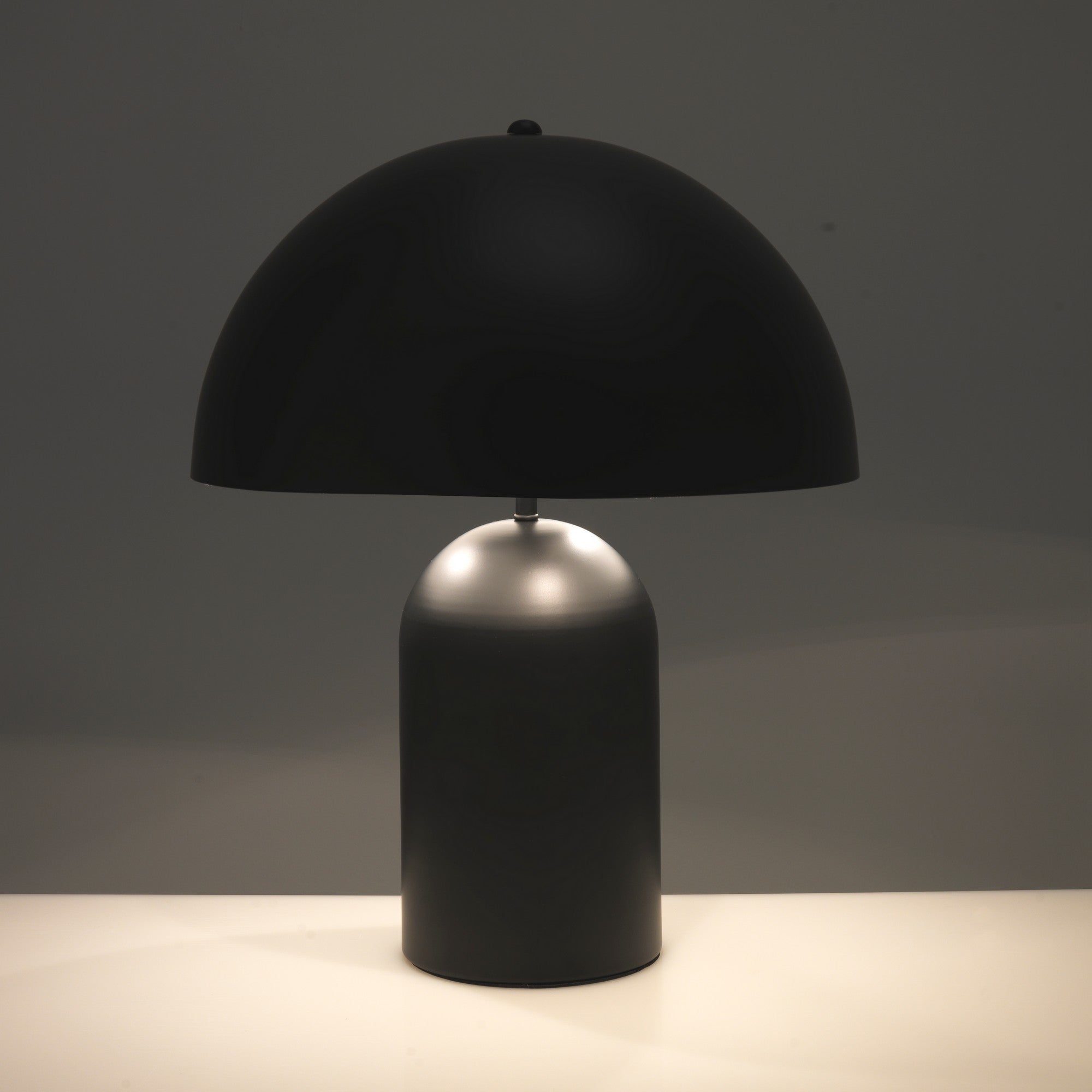 Lampada in acciaio verniciata nera cm. Ø.38 cappello Ø.15 base H.48