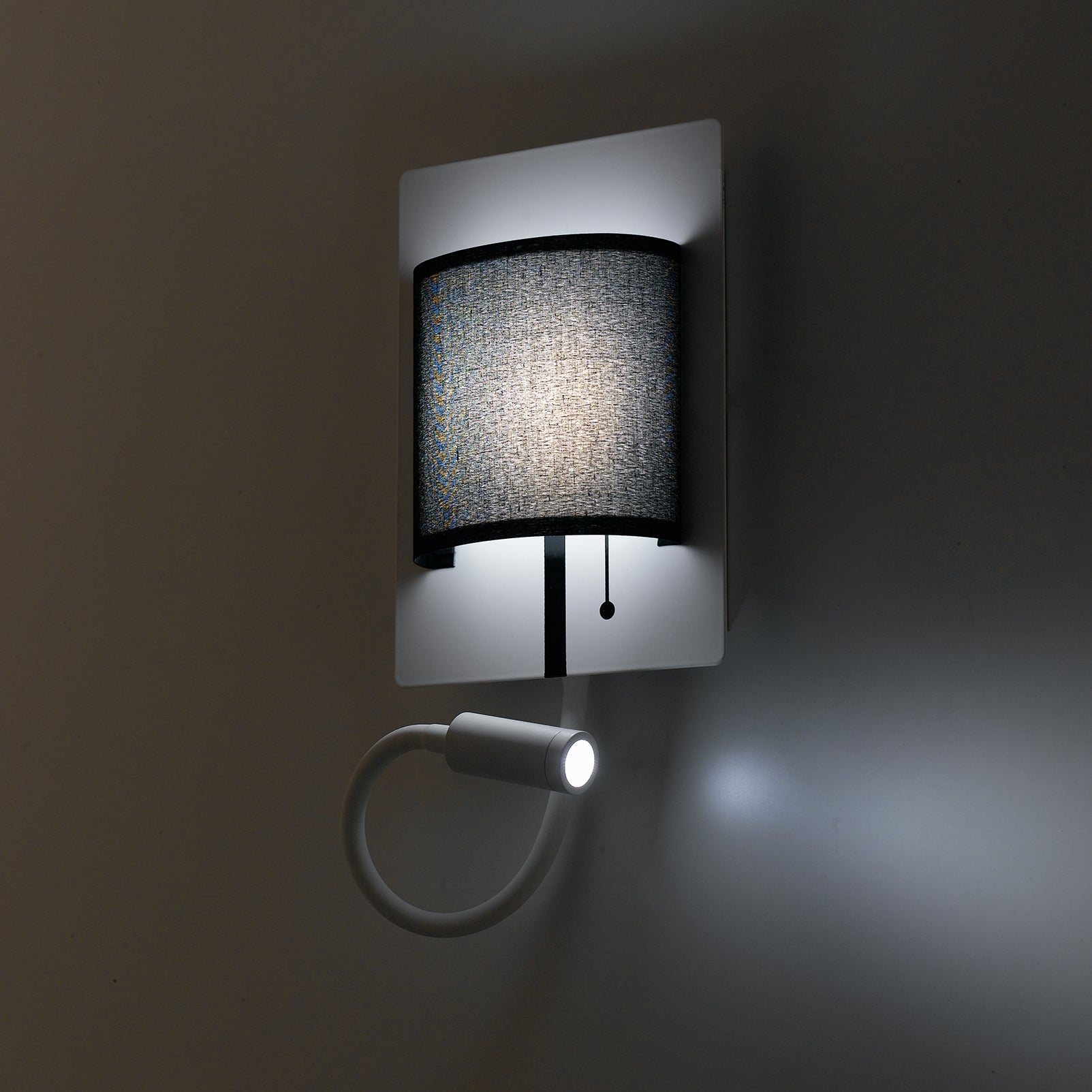 Applique LED POP in metallo bianco con paralume nero e braccio flessibile