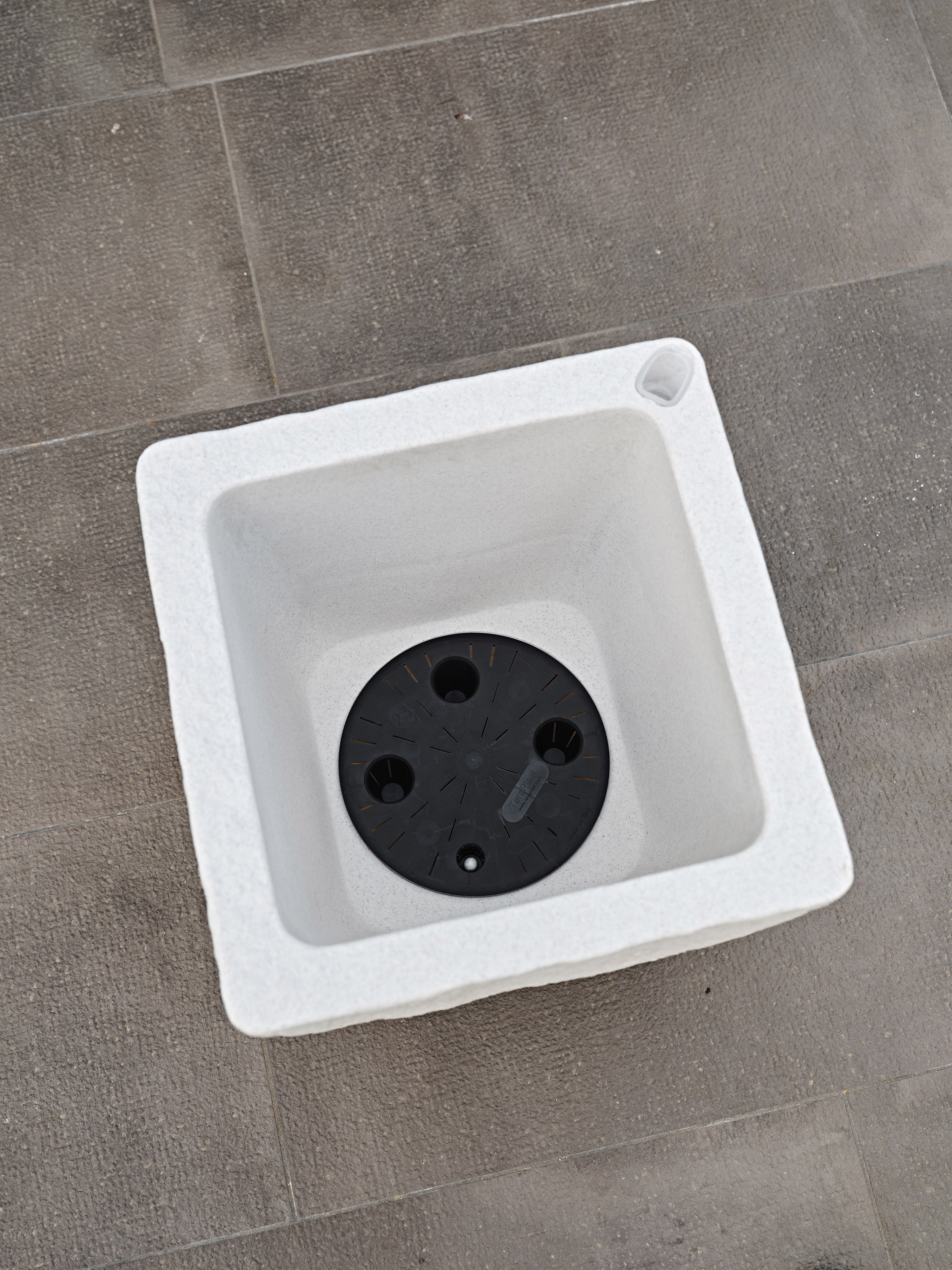 Vaso Rettangolare In Resina Effetto Pietra Petram con Serbatoio D'acqua Dimensioni cm 81x40x40h col. Grigio 4F-AJ6I-EGZO