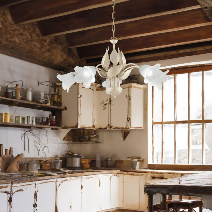 Lampadario in ferro laccato avorio con decorazione oro antico e diffusori in vetro diametro 14  alabastro bianchi 5 luci