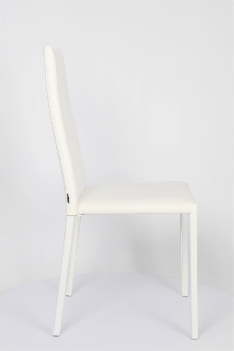 Sedia impilabile Julia Tommychairs, struttura in acciaio imbottita e rivestita in finta pelle colore bianco