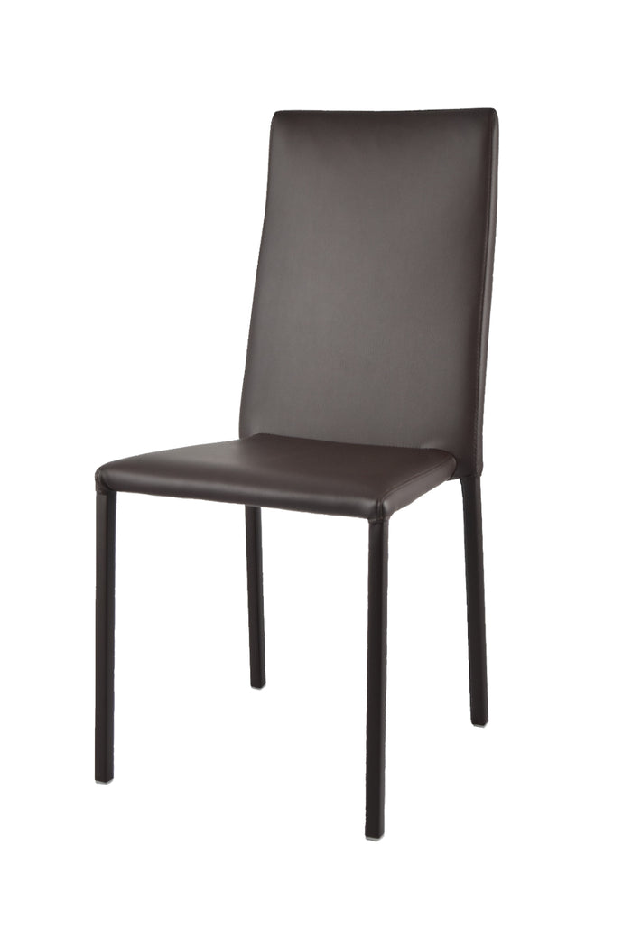 Sedia impilabile Julia Tommychairs, struttura in acciaio imbottita e rivestita in finta pelle colore moka