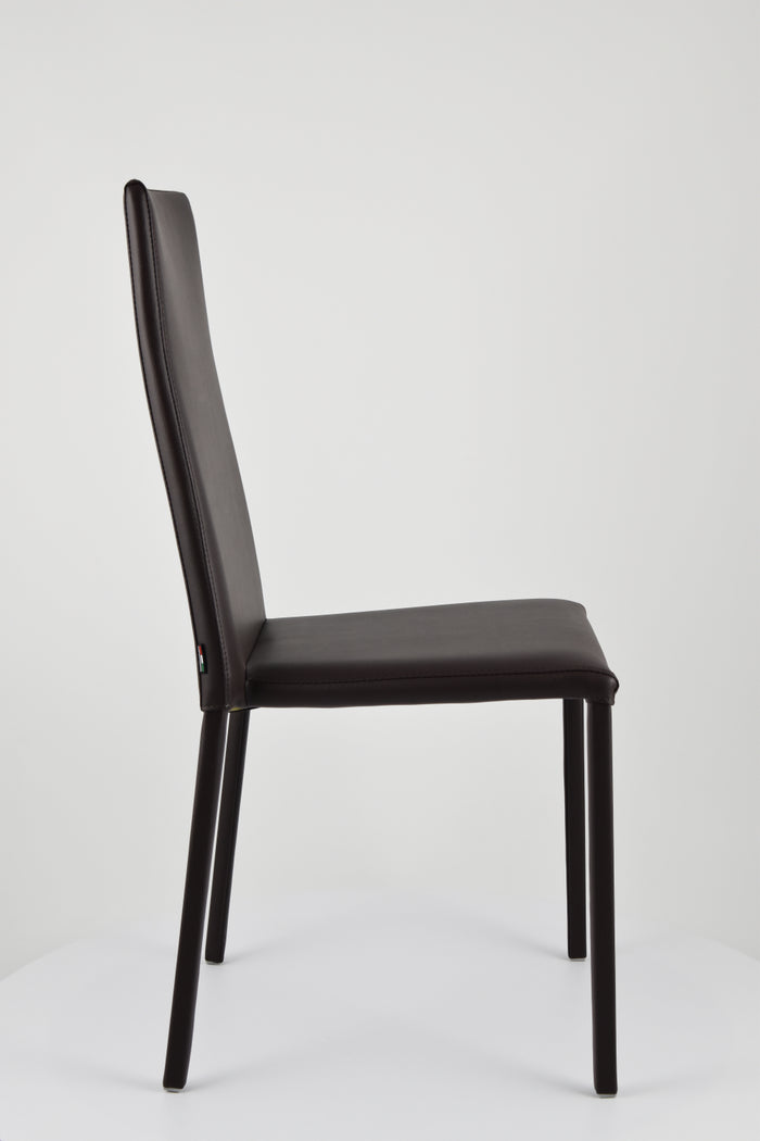 Sedia impilabile Julia Tommychairs, struttura in acciaio imbottita e rivestita in finta pelle colore moka