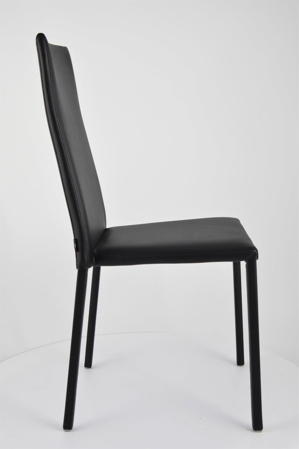 Sedia impilabile Julia Tommychairs, struttura in acciaio imbottita e rivestita in finta pelle colore nero