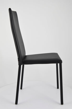 Sedia impilabile Julia Tommychairs, struttura in acciaio imbottita e rivestita in finta pelle colore nero