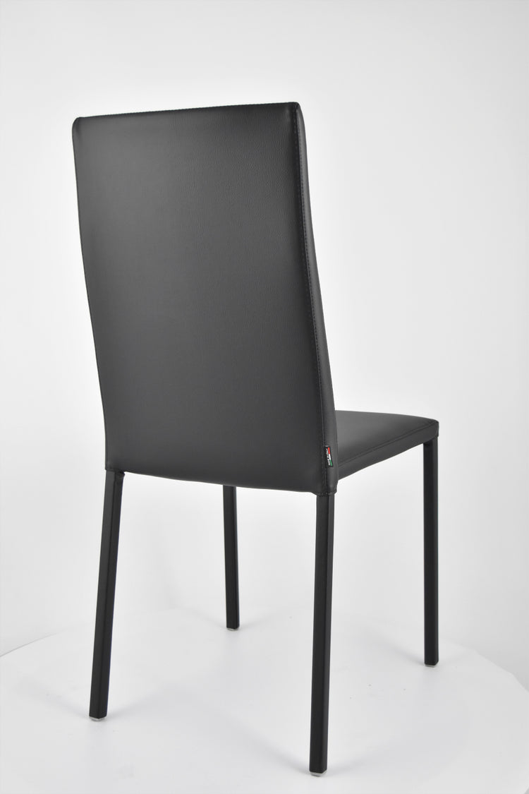 Sedia impilabile Julia Tommychairs, struttura in acciaio imbottita e rivestita in finta pelle colore nero