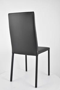 Sedia impilabile Julia Tommychairs, struttura in acciaio imbottita e rivestita in finta pelle colore nero