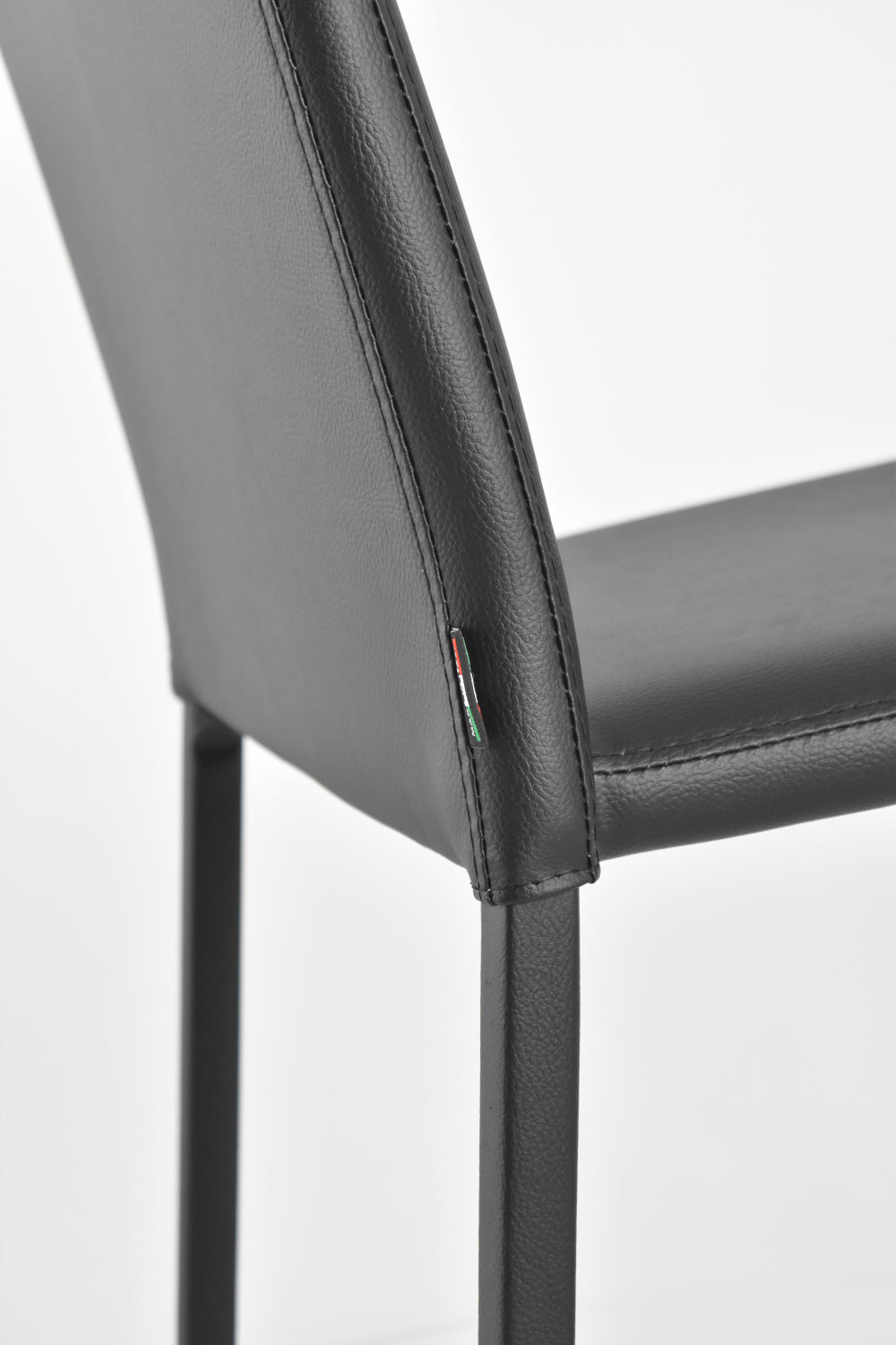 Sedia impilabile Julia Tommychairs, struttura in acciaio imbottita e rivestita in finta pelle colore nero