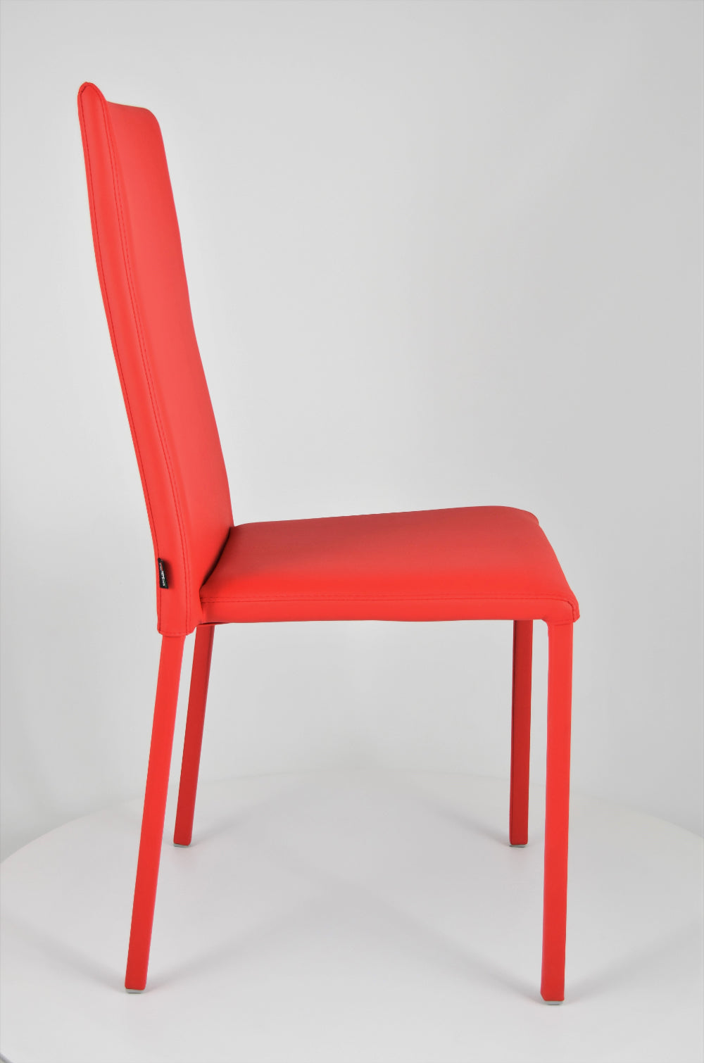 Sedia impilabile Julia Tommychairs, struttura in acciaio imbottita e rivestita in finta pelle colore rosso