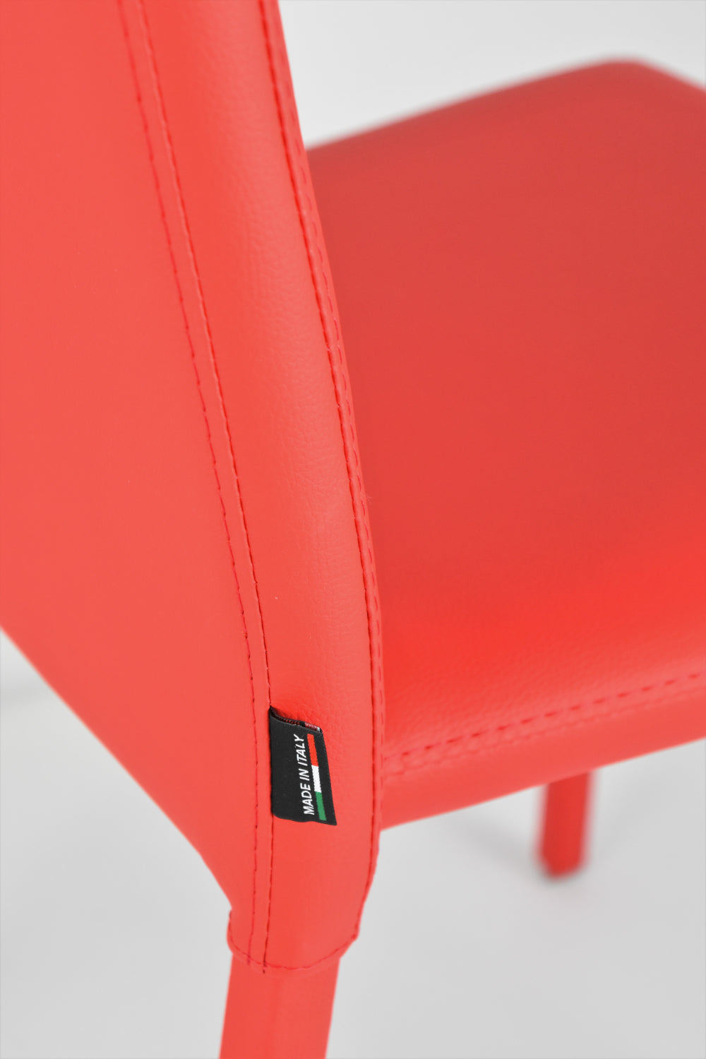 Sedia impilabile Julia Tommychairs, struttura in acciaio imbottita e rivestita in finta pelle colore rosso