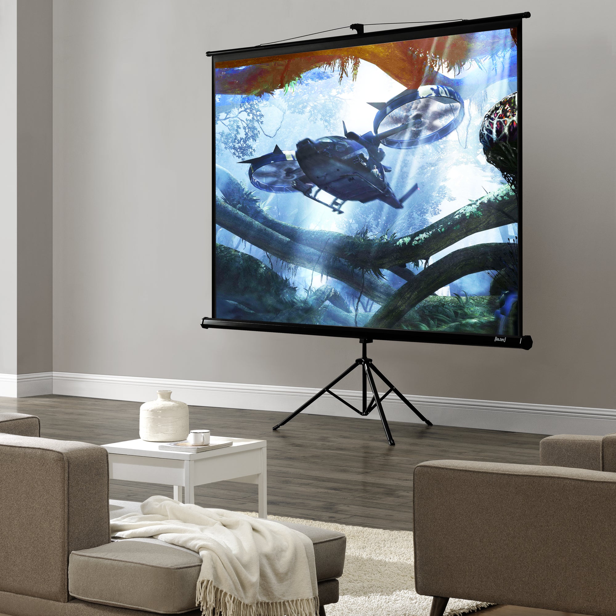 [in.tec] Schermo di Proiezione con Gamba a Treppiedi 290 x 216 x 65 cm Telo Proiettore 113 Pollici HD 3D Casacinema