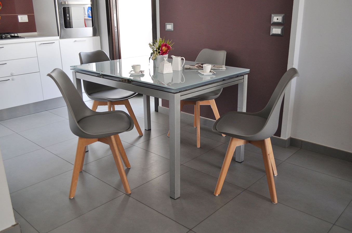 Sedia in plastica con piede in legno mod. Mia (2 pz.) Colore: Grigio SD01MIPL