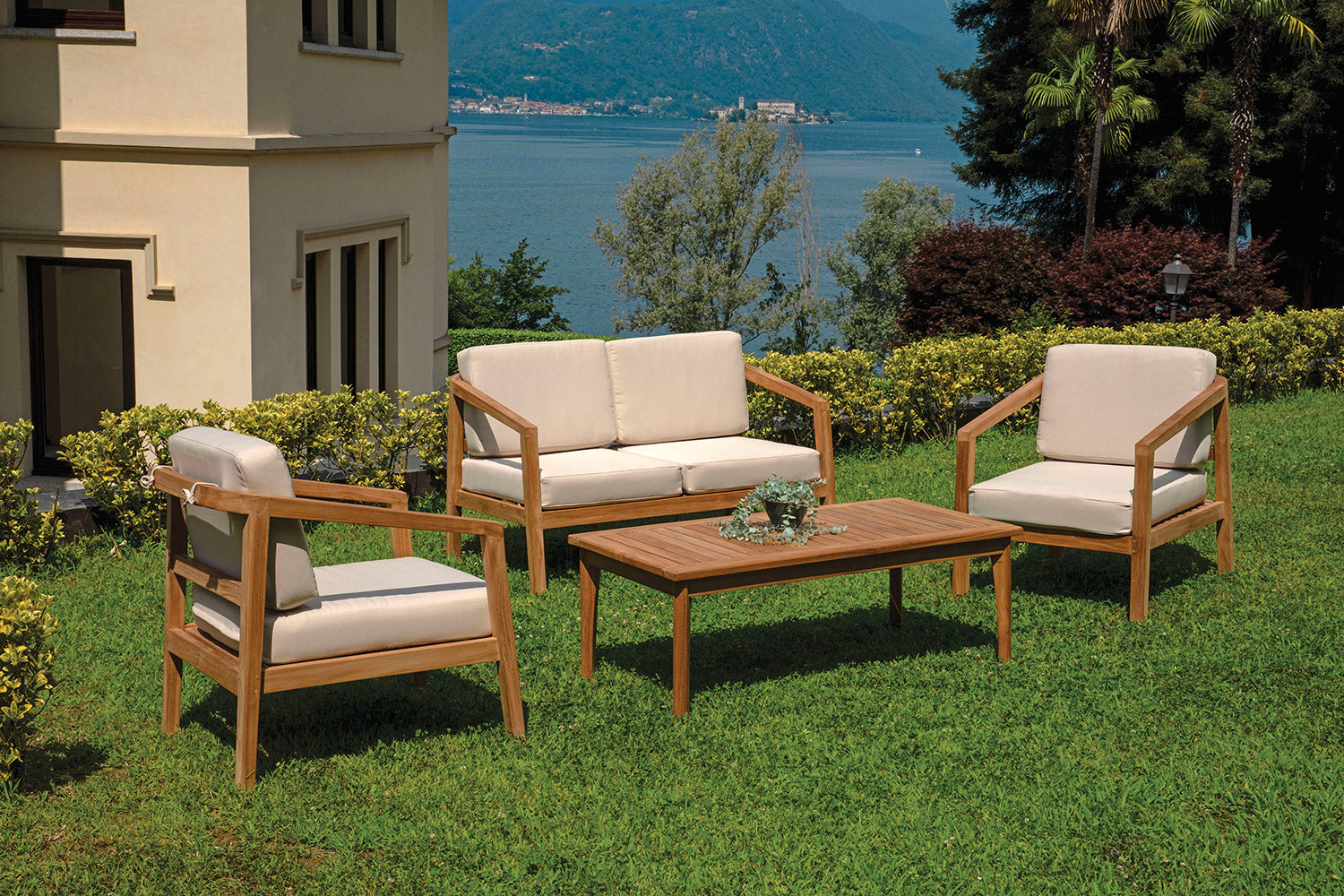 Set Salotto da Giardino Divano 2 Poltrone e Tavolino Riace in Legno Teak con Cuscini Ecrù