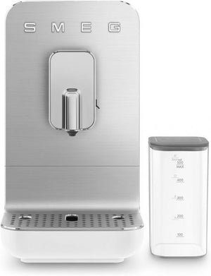 Smeg, macchina da caffè espresso automatica bcc13whmeu, sistema latte, macinacaffè integrato, sistema thermoblock, 1,4 l, cassetto raccogligocce rimovibile, dimensioni compatte, 1350w, bianco