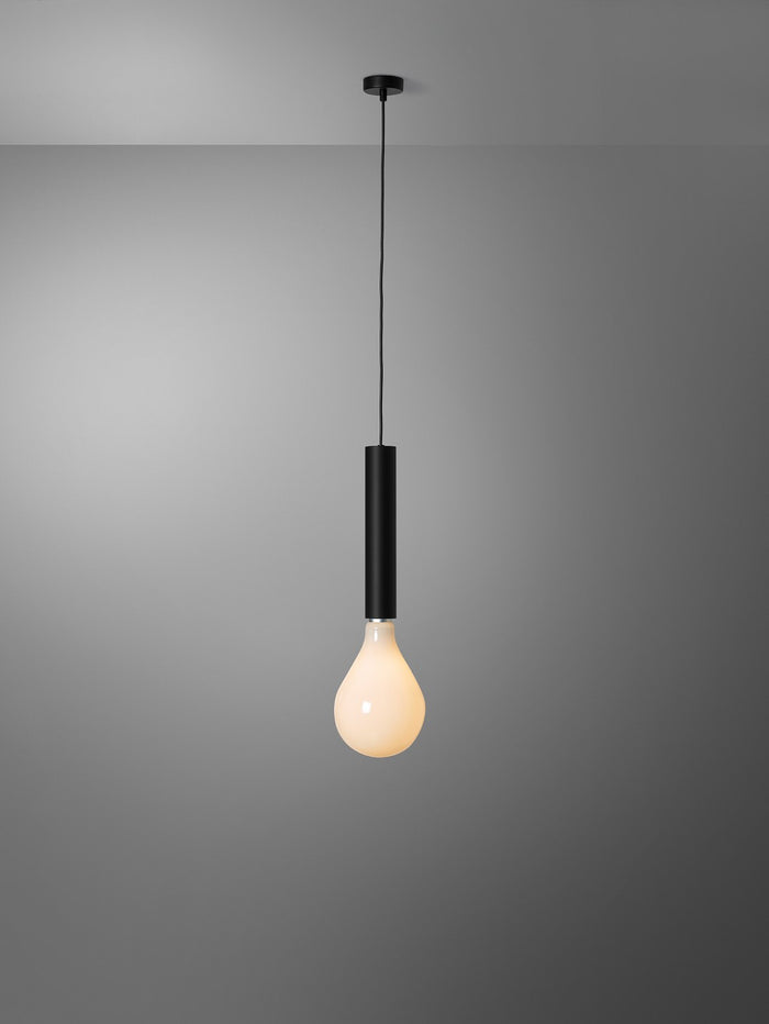 Lampada a sospensione in alluminio nera con bulbo A165 bianco latte 810028