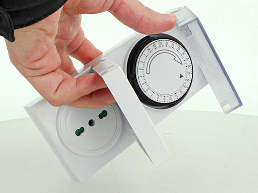 Temporizzatore Esterno IP44 Timer Meccanico Regolabile 24 Ore Con Spina 16A Presa Bipasso 10/16A Max 3500W