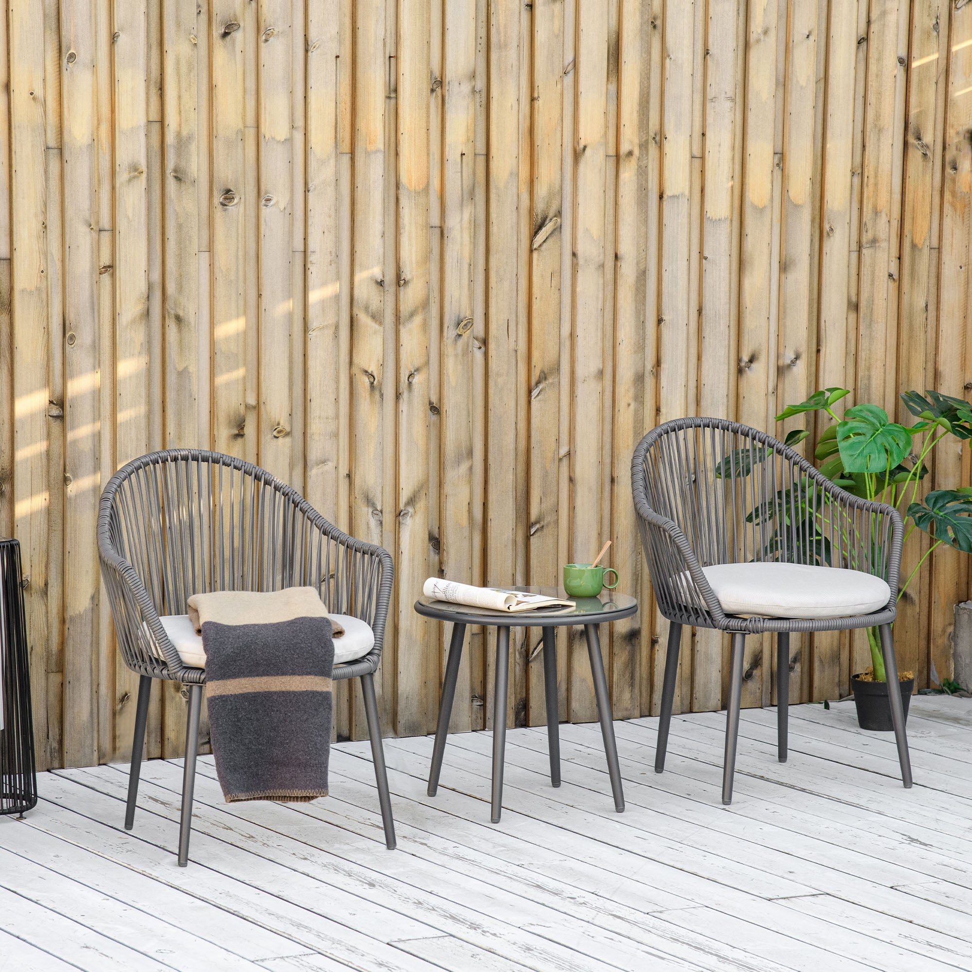 Set Tavolino da Caffè con Piano in Vetro e 2 poltroncine da Giardino in Rattan con Cuscini Grigio