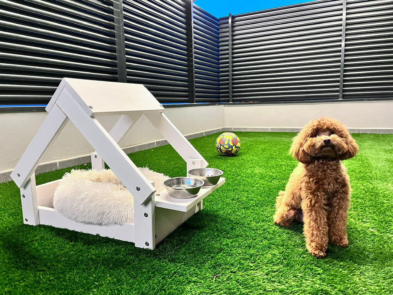 Casetta per cani 76x44x55cm con Letto in legno naturale FSC e 2 supporti per ciotola colore bianco