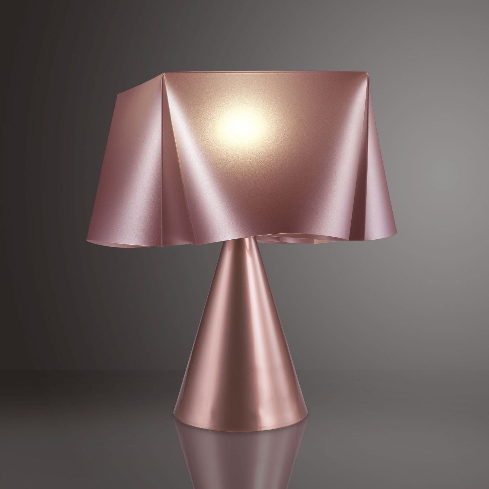 Lampada da Tavolo cono Pink Metal in Plastica Cm. 28 x 32h