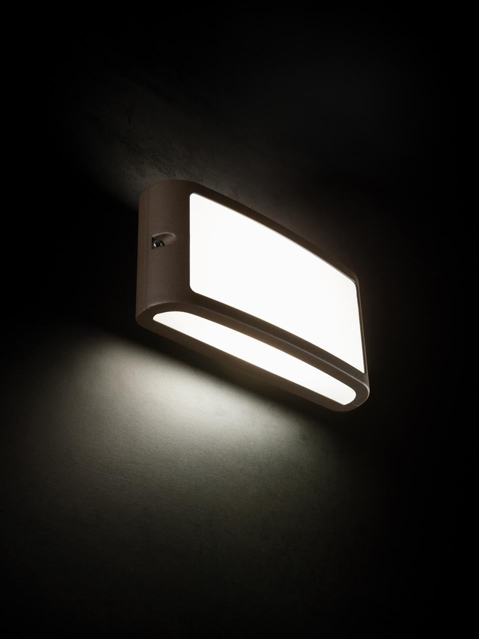 Applique in alluminio pressofuso con diffusore opalino - 10W, 950 lumen, luce calda caffe'