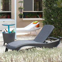 Lettino prendisole di design in polyrattan con schienale reclinabile. Lettino prendisole da giardino design ergonomico ed avvolgente grigio antracite. 197x74xH36 cm