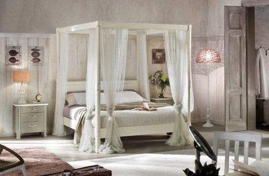 Camera matrimoniale shabby chic in legno con letto a baldacchino