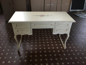 Scrivania in legno avorio pennellato con decori l.130 p.60 h.79