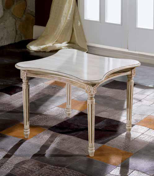 Tavolino shabby da salotto in legno intagliato con fregi