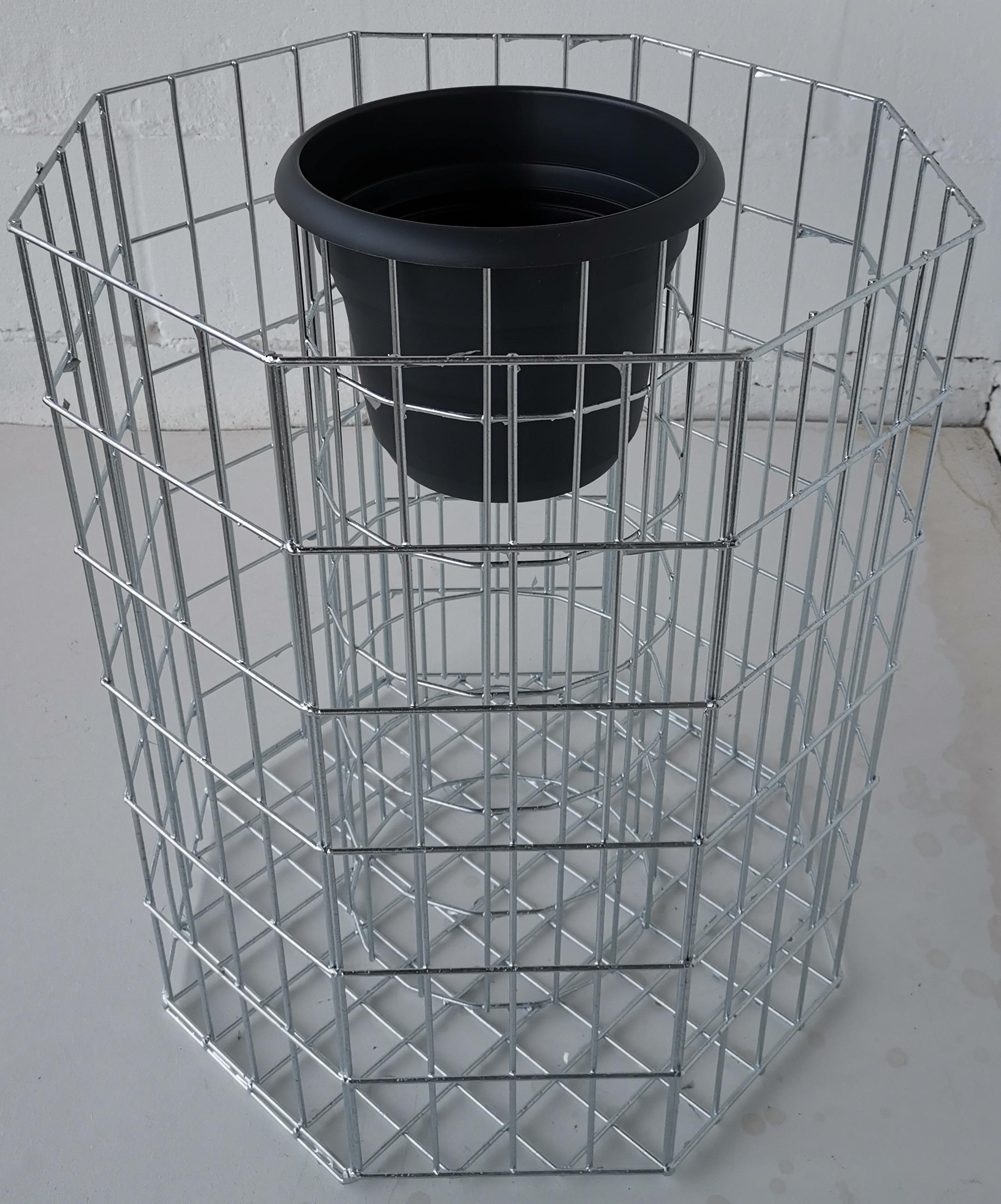 Colonna portafiori ottagonale, altezza 62 cm, maglia 5 x 10 cm, zincata a caldo, incluso vaso.