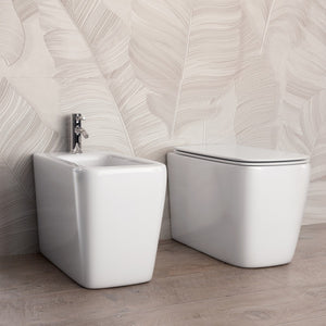 Sanitari a terra filo muro in ceramica bianca con copri vaso frizionato qubo