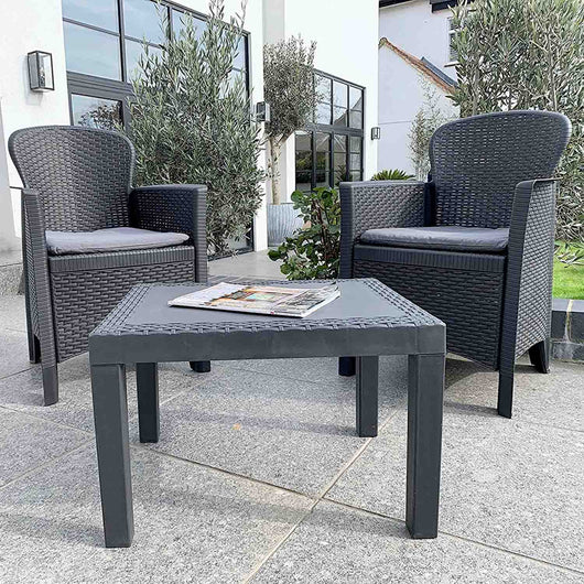 Akita - Salottino da giardino in polyrattan con 2 poltrone + tavolino da caffè. Set lounge da esterno color antracite fornito con 2 cuscini color crema