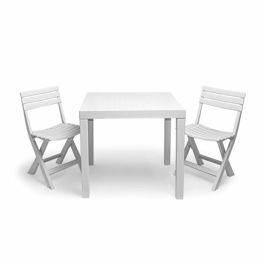 Club - Set da pranzo in resina con finitura effetto legno 3d. Set bistrot da esterno con 2 sedie pieghevoli + tavolo dogato 80x72x70H cm. Set da giardino bianco o antracite.